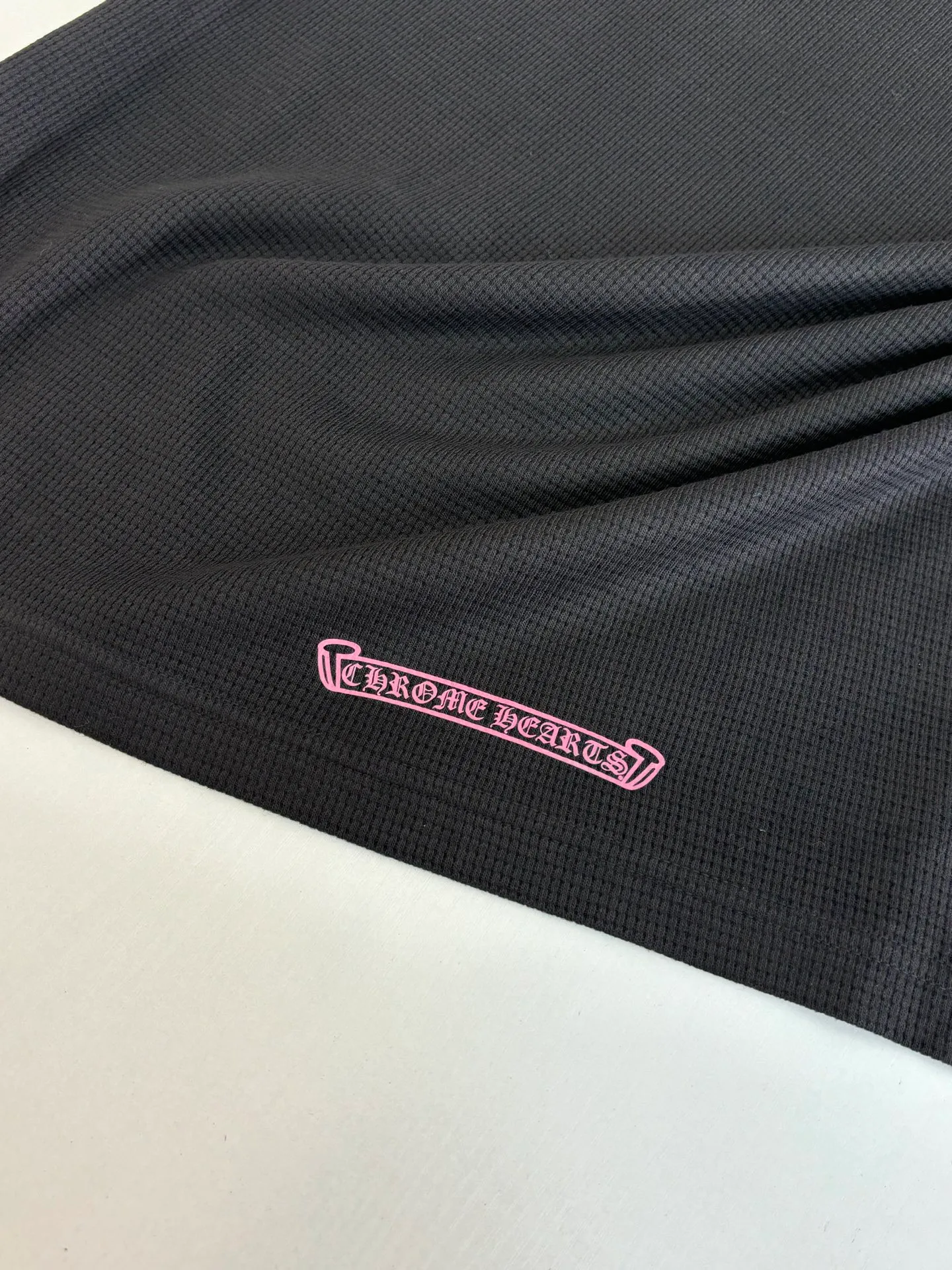 P330 Chrome Heart*/Chrome Heart USA limited CH black pink waffle. The fabric is made of 280g cotton waffle double-layer material. The printing is made of high-temperature heat transfer for garments. The embroidery is made of imported Tajima embroidery. Size: S/M/L